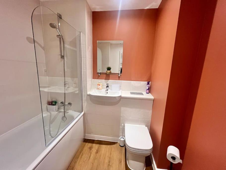- 5 Bedrooms 4 Bathrooms - Private Parking Holiday home Glasgow