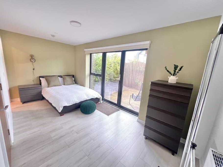 - 5 Bedrooms 4 Bathrooms - Private Parking Glasgow