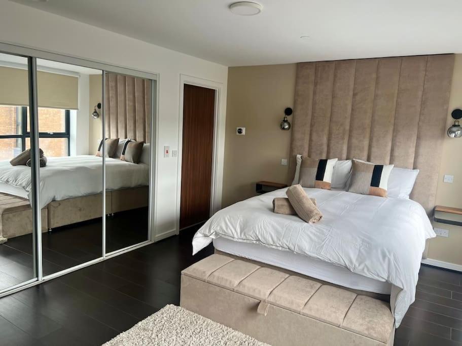 - 5 Bedrooms 4 Bathrooms - Private Parking * Glasgow