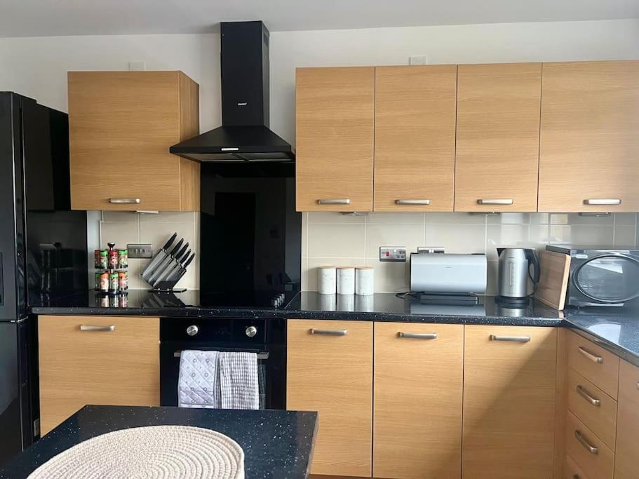 - 5 Bedrooms 4 Bathrooms - Private Parking Holiday home