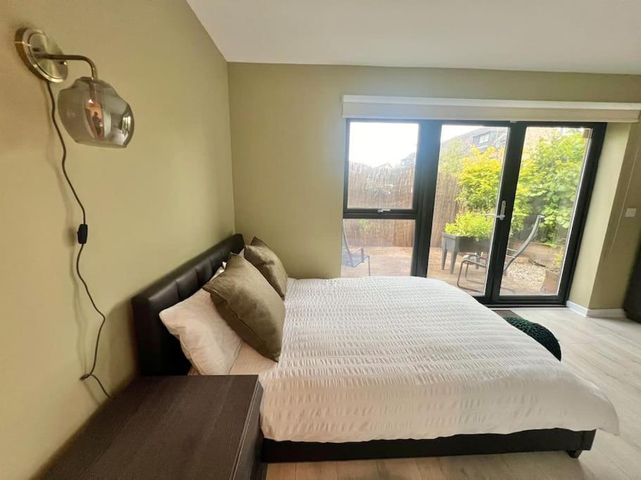 Holiday home - 5 Bedrooms 4 Bathrooms - Private Parking