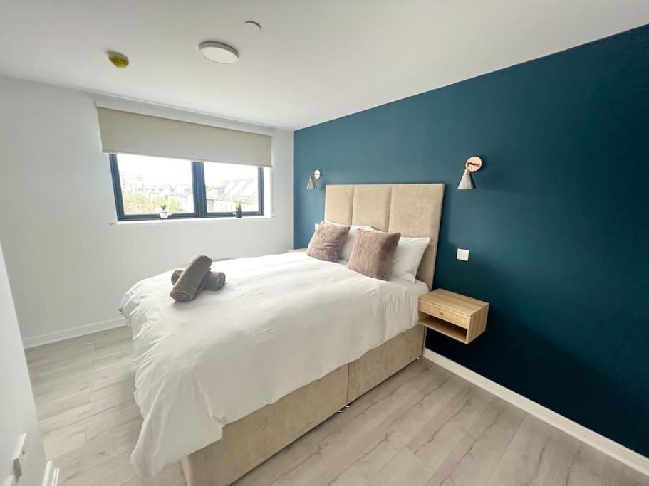 - 5 Bedrooms 4 Bathrooms - Private Parking Holiday home *