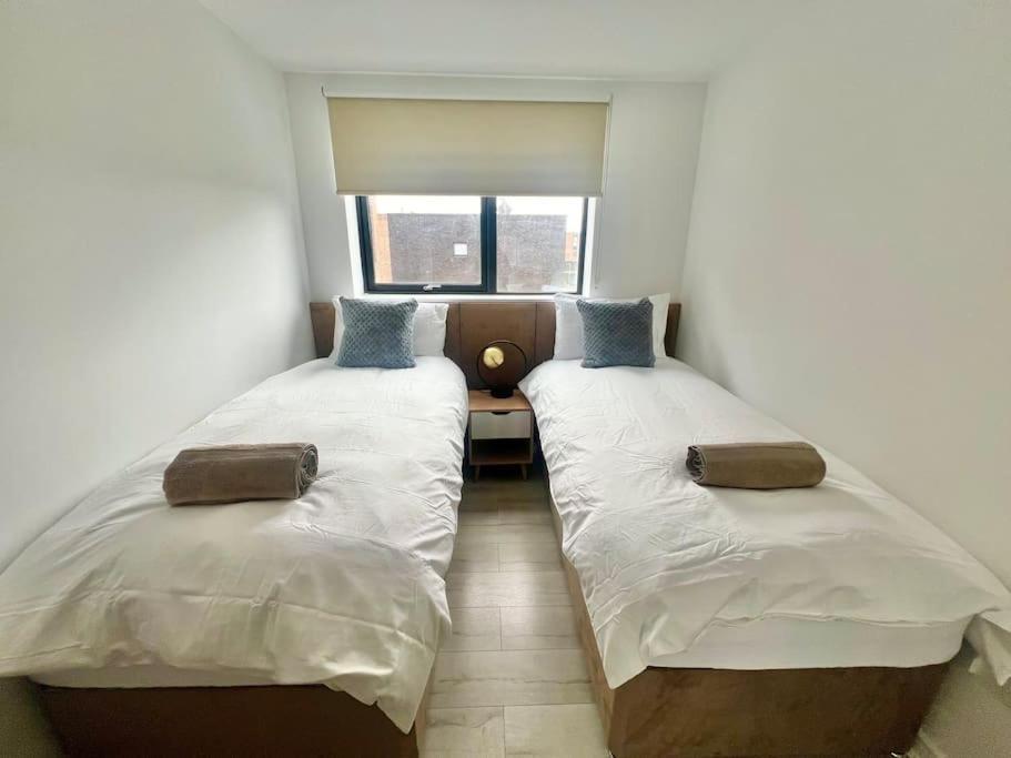 Holiday home - 5 Bedrooms 4 Bathrooms - Private Parking *