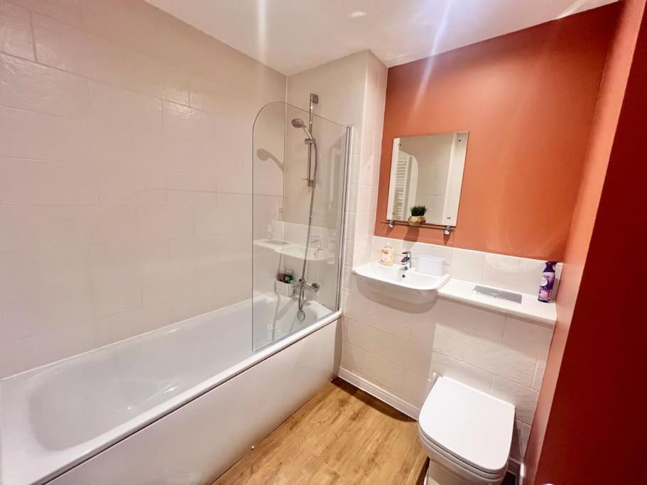 - 5 Bedrooms 4 Bathrooms - Private Parking Holiday home Glasgow