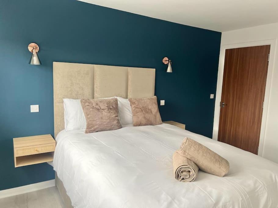 - 5 Bedrooms 4 Bathrooms - Private Parking *