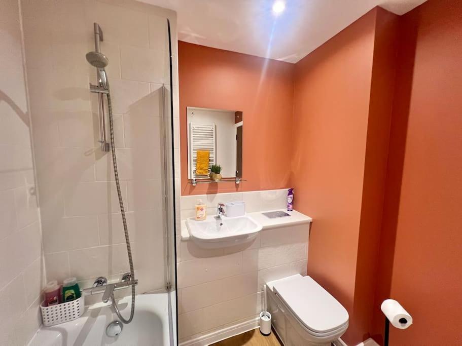 - 5 Bedrooms 4 Bathrooms - Private Parking Glasgow