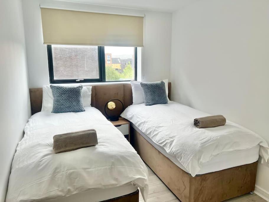 - 5 Bedrooms 4 Bathrooms - Private Parking * Glasgow