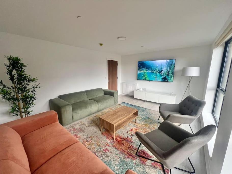 - 5 Bedrooms 4 Bathrooms - Private Parking
