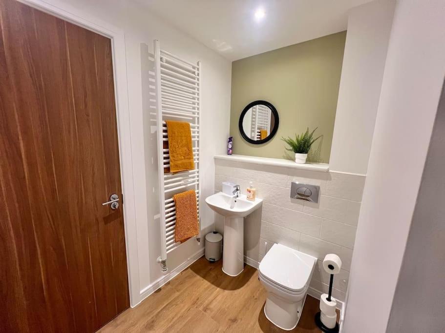 - 5 Bedrooms 4 Bathrooms - Private Parking Holiday home *