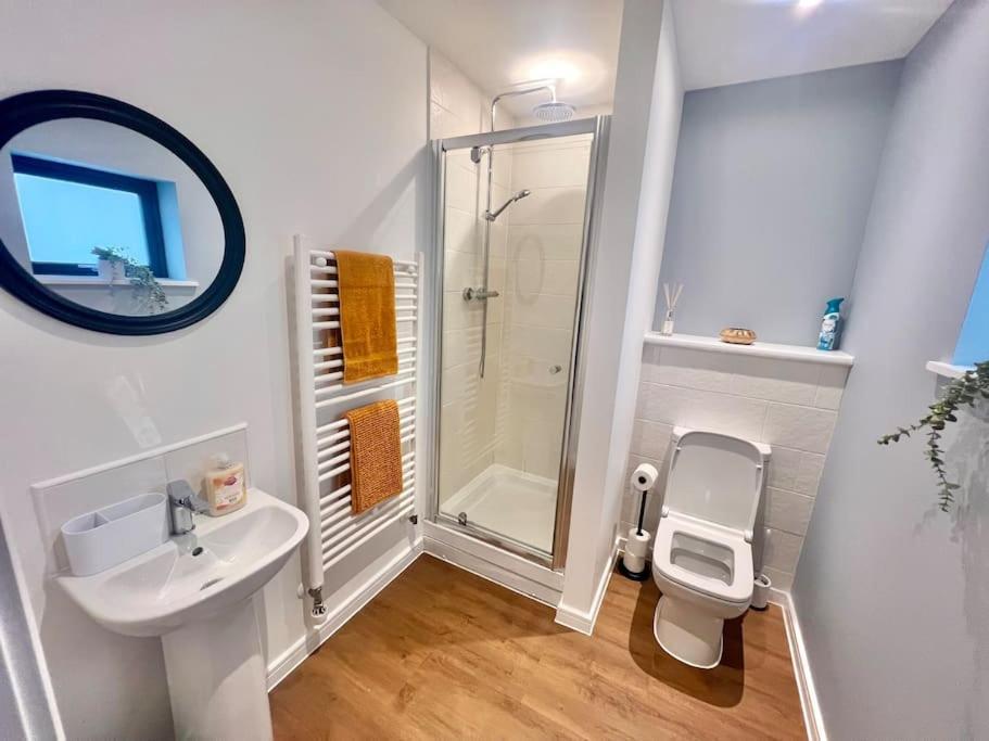 Holiday home - 5 Bedrooms 4 Bathrooms - Private Parking *