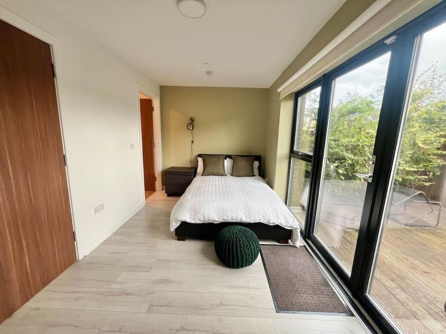 - 5 Bedrooms 4 Bathrooms - Private Parking Glasgow