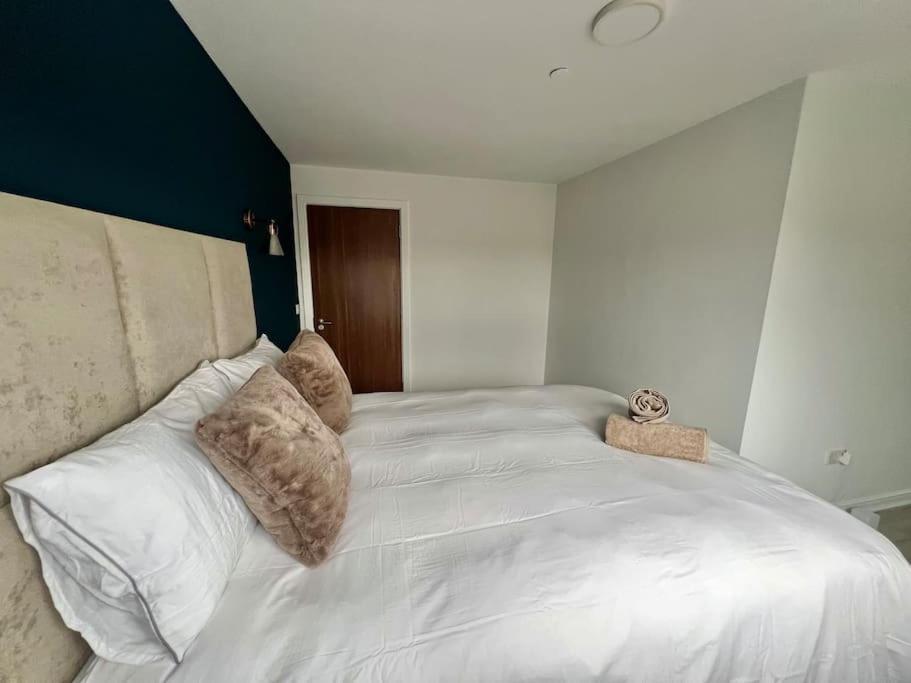 - 5 Bedrooms 4 Bathrooms - Private Parking
