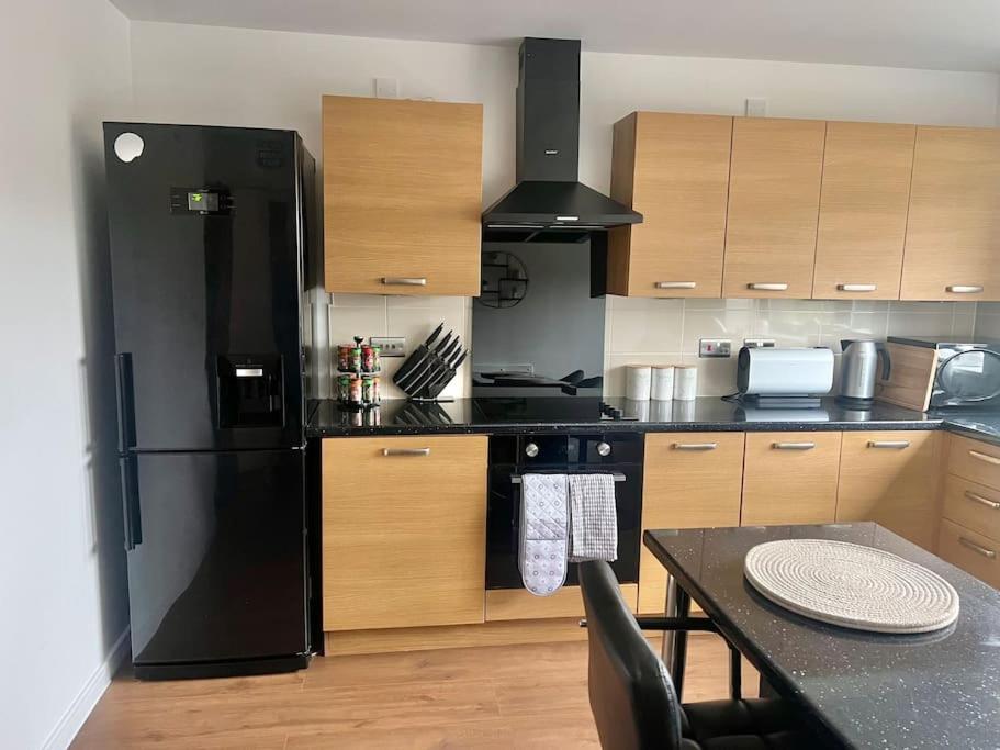 - 5 Bedrooms 4 Bathrooms - Private Parking Holiday home