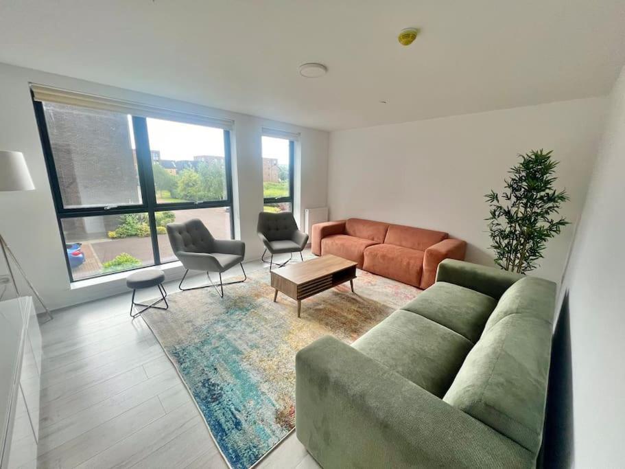 - 5 Bedrooms 4 Bathrooms - Private Parking Holiday home *