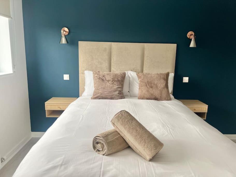 Holiday home - 5 Bedrooms 4 Bathrooms - Private Parking *
