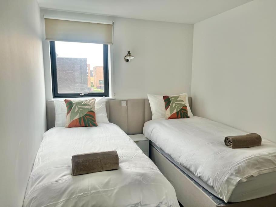 - 5 Bedrooms 4 Bathrooms - Private Parking *