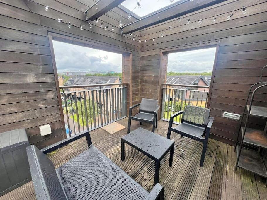 - 5 Bedrooms 4 Bathrooms - Private Parking Holiday home