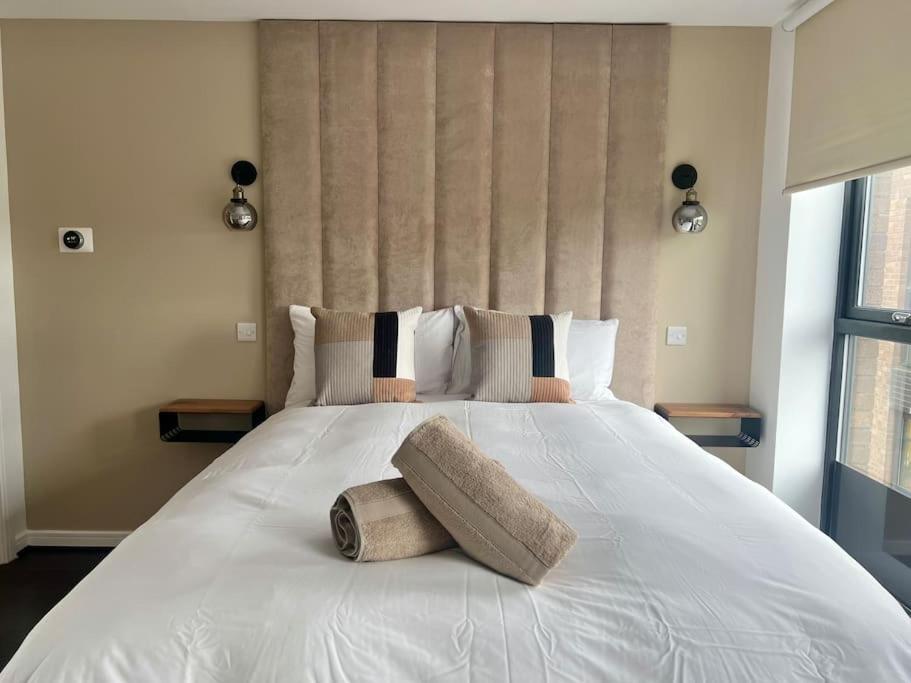 - 5 Bedrooms 4 Bathrooms - Private Parking *