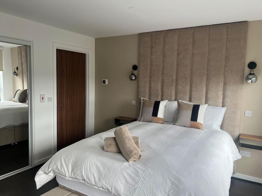 - 5 Bedrooms 4 Bathrooms - Private Parking Holiday home *