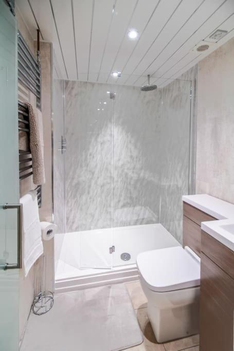 Timeless 5 Bed Duplex Flat Apartment Glasgow