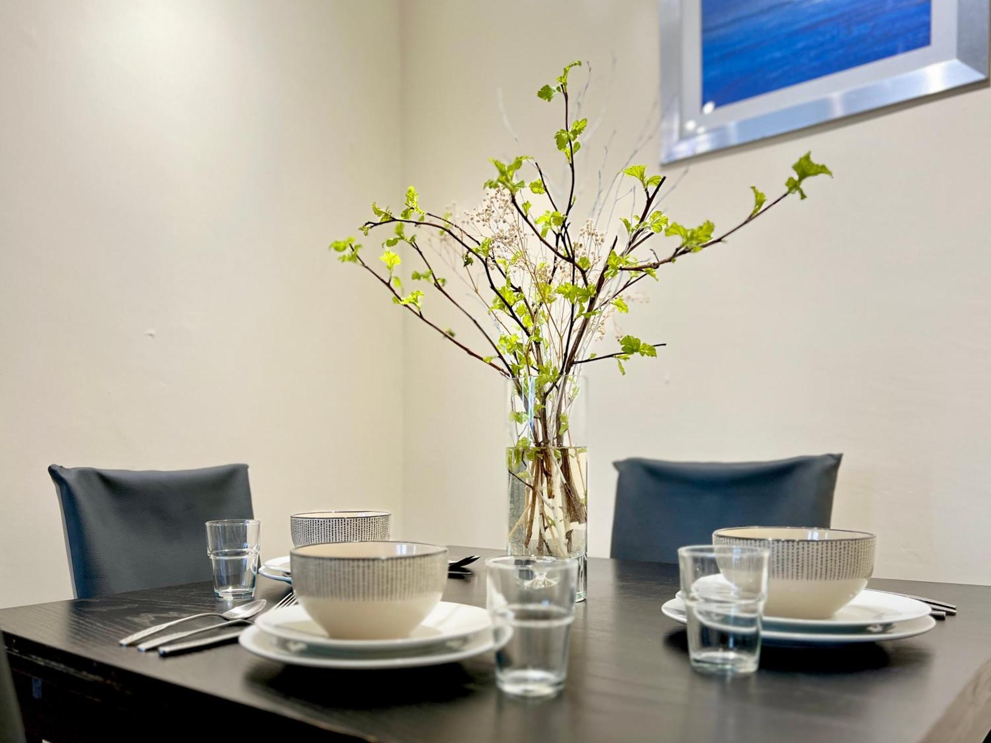 Cozy 2 Bed Just Minutes From Airport Apartment *