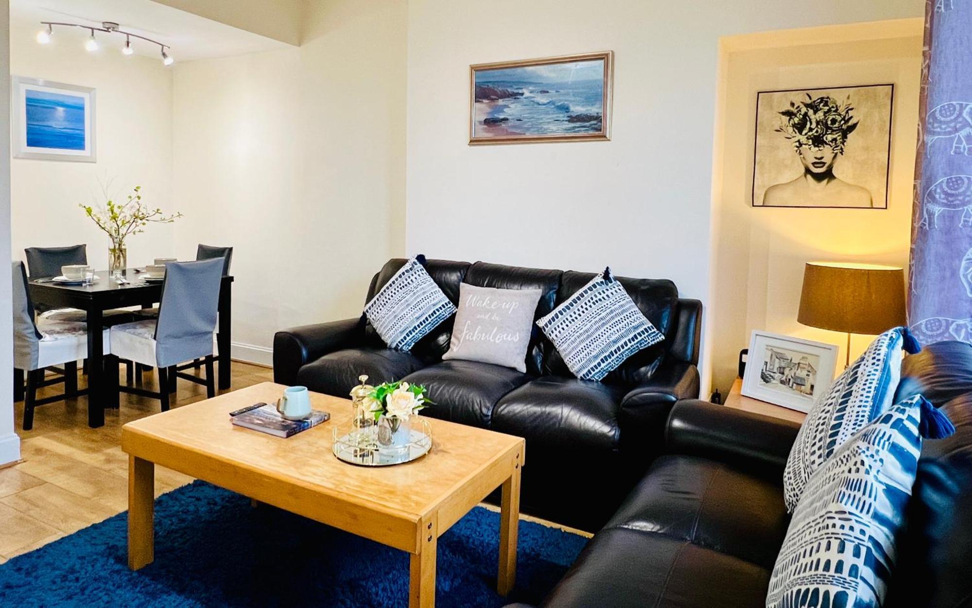 Cozy 2 Bed Just Minutes From Airport Apartment Glasgow