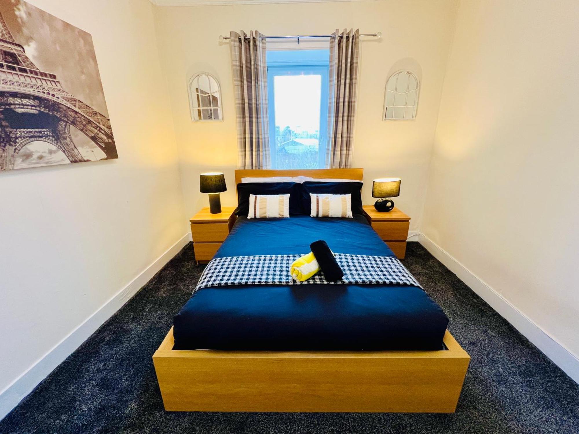Cozy 2 Bed Just Minutes From Airport Apartment *