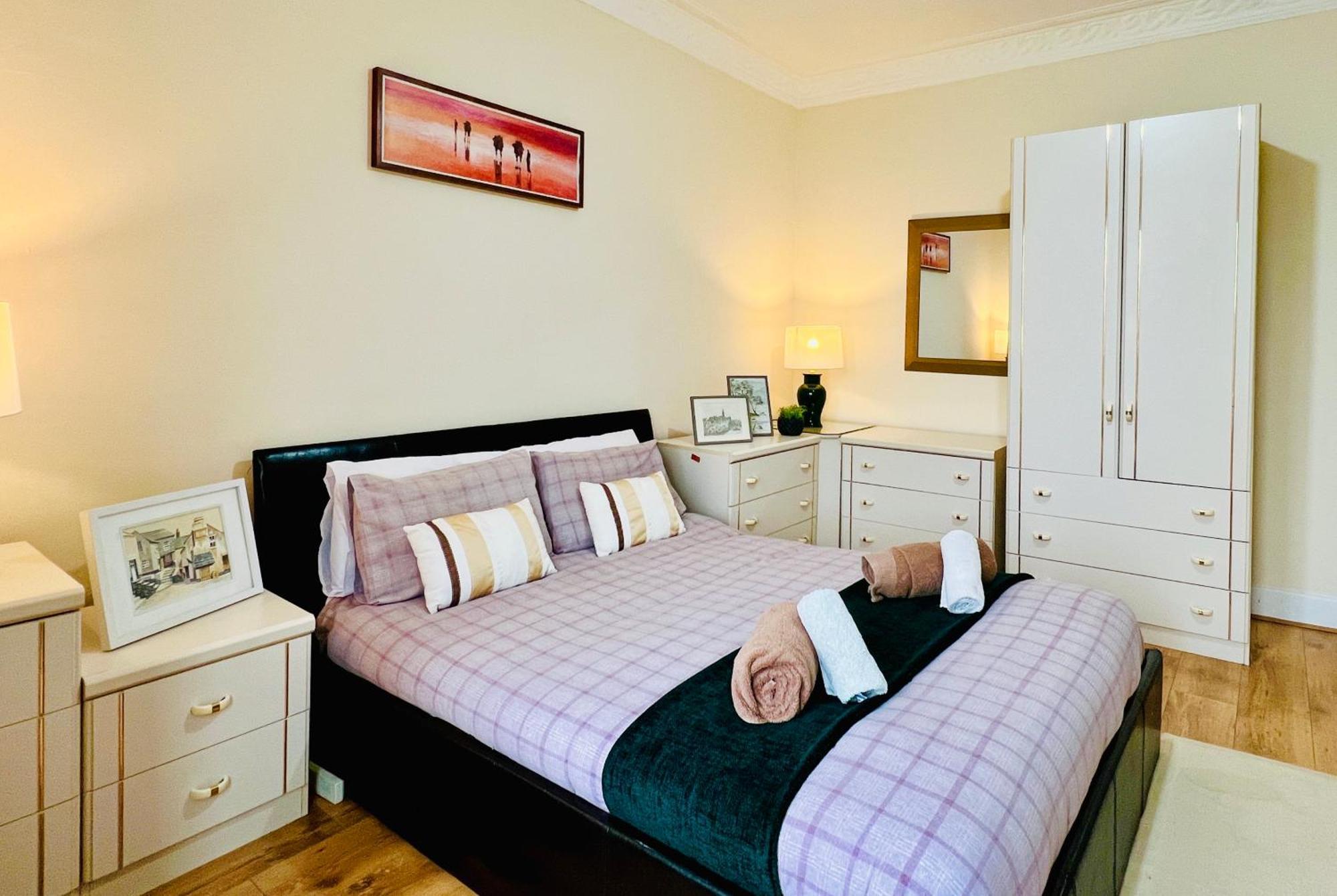 Cozy 2 Bed Just Minutes From Airport