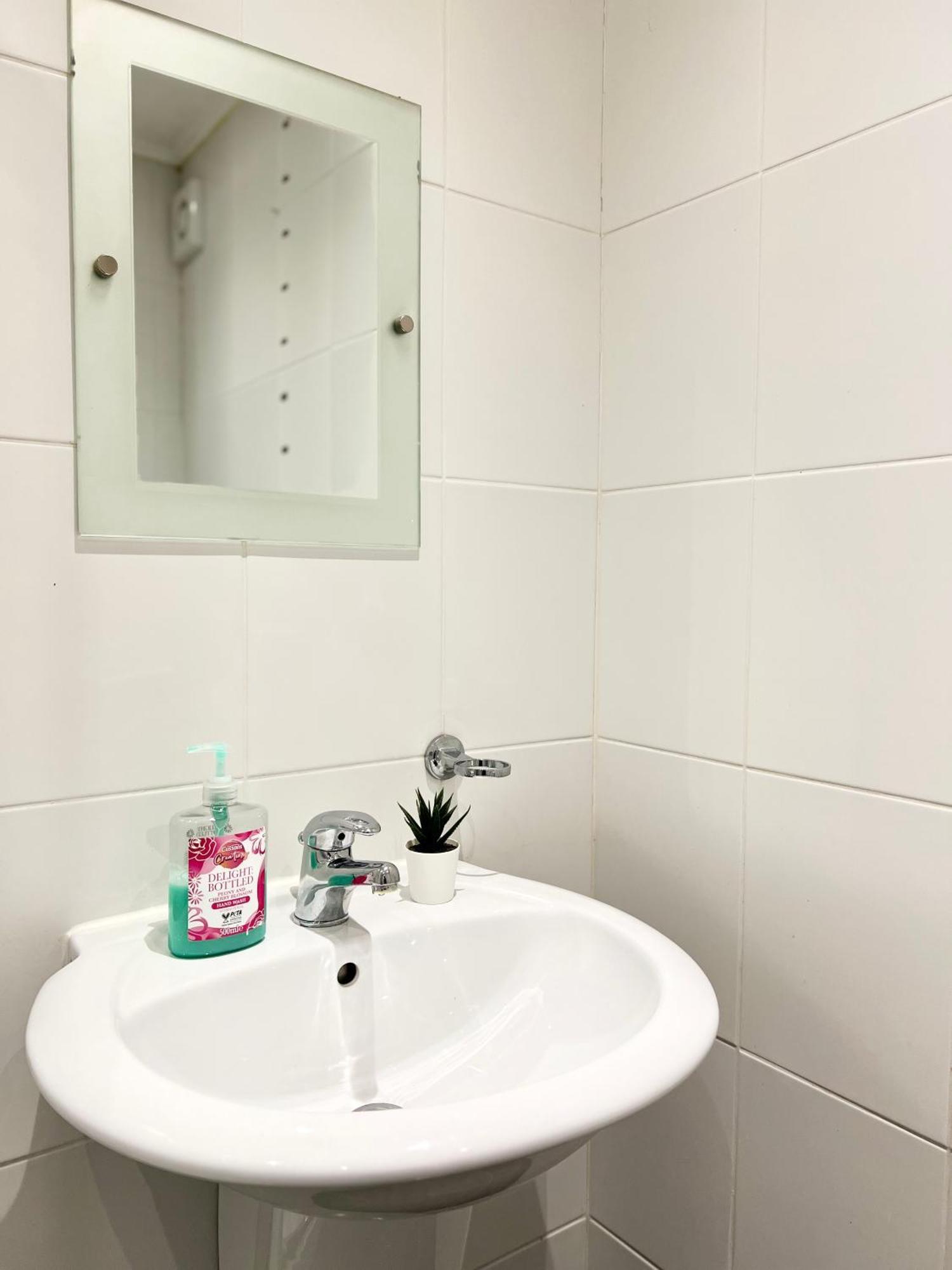 Cozy 2 Bed Just Minutes From Airport Apartment Glasgow