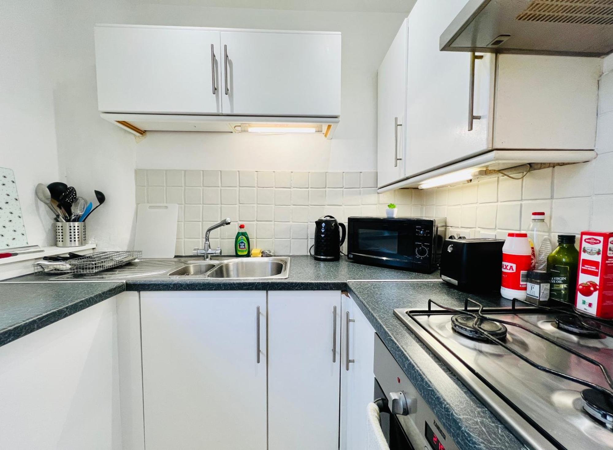 Cozy 2 Bed Just Minutes From Airport Apartment *
