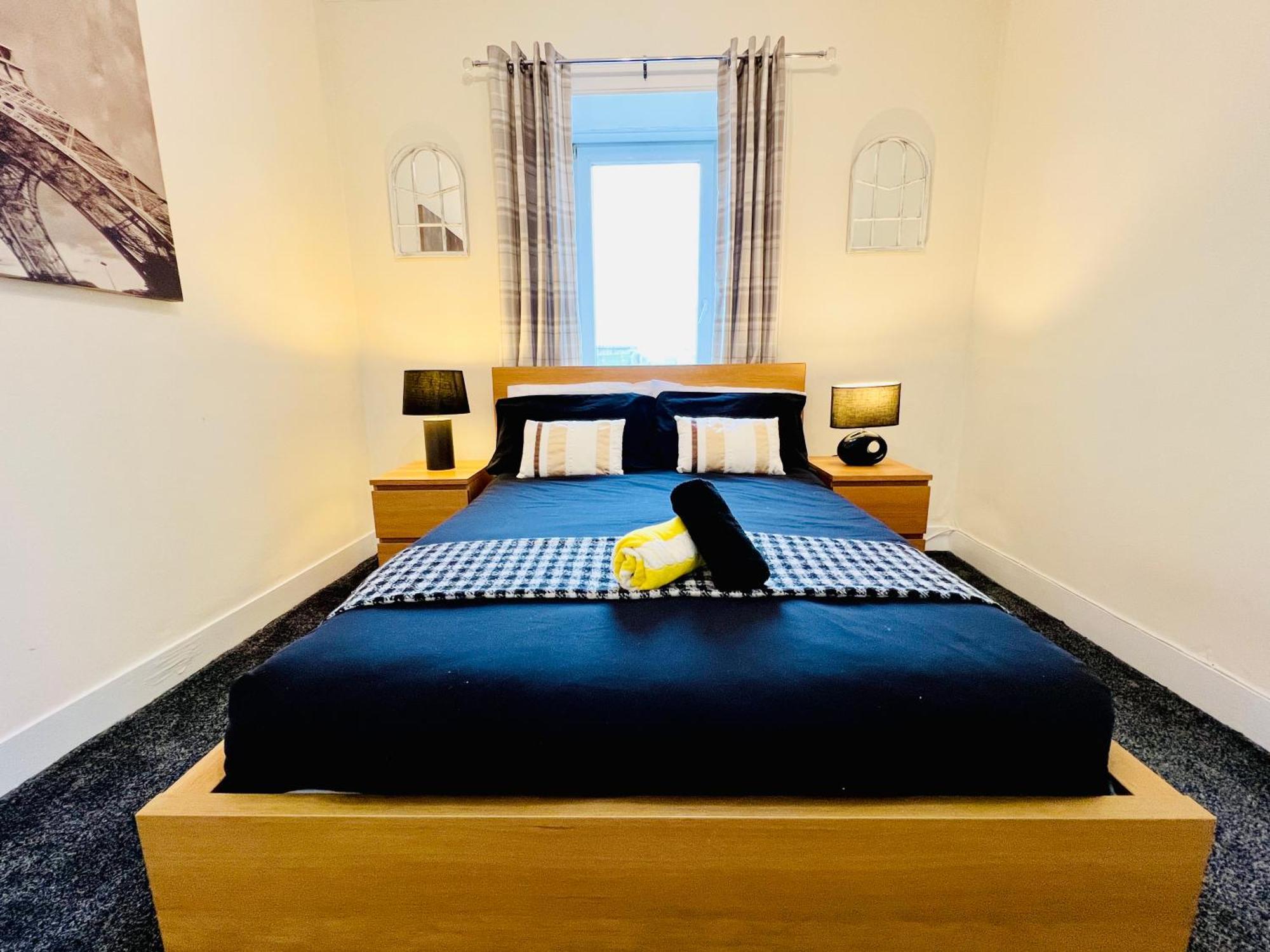 Cozy 2 Bed Just Minutes From Airport Apartment *