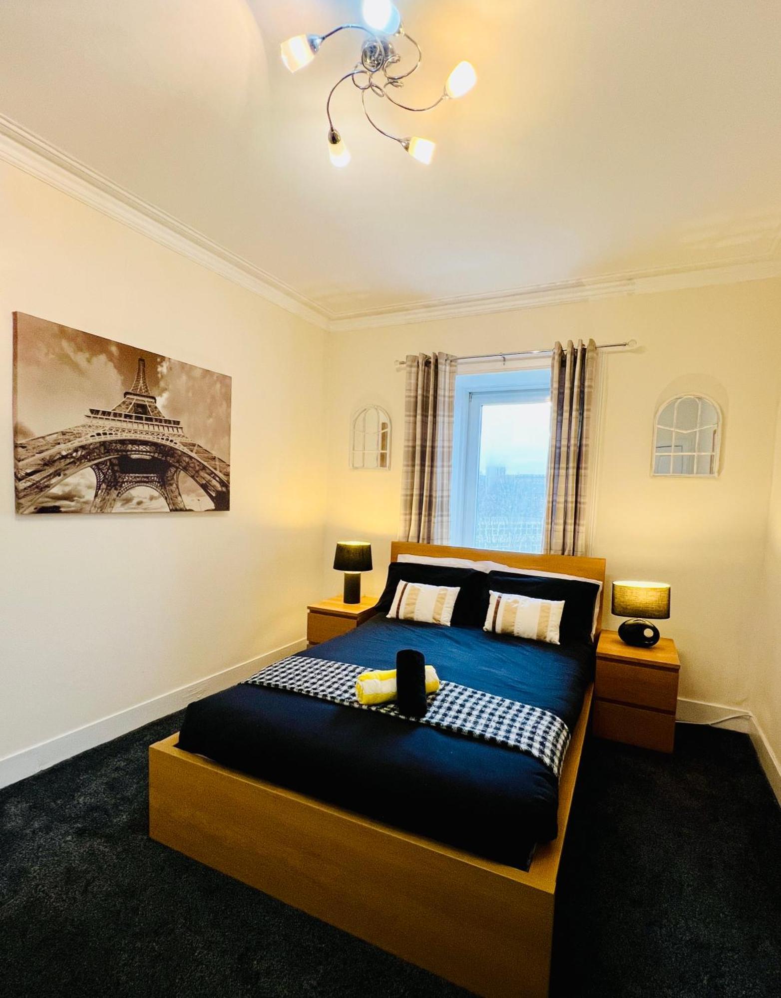 Cozy 2 Bed Just Minutes From Airport Apartment