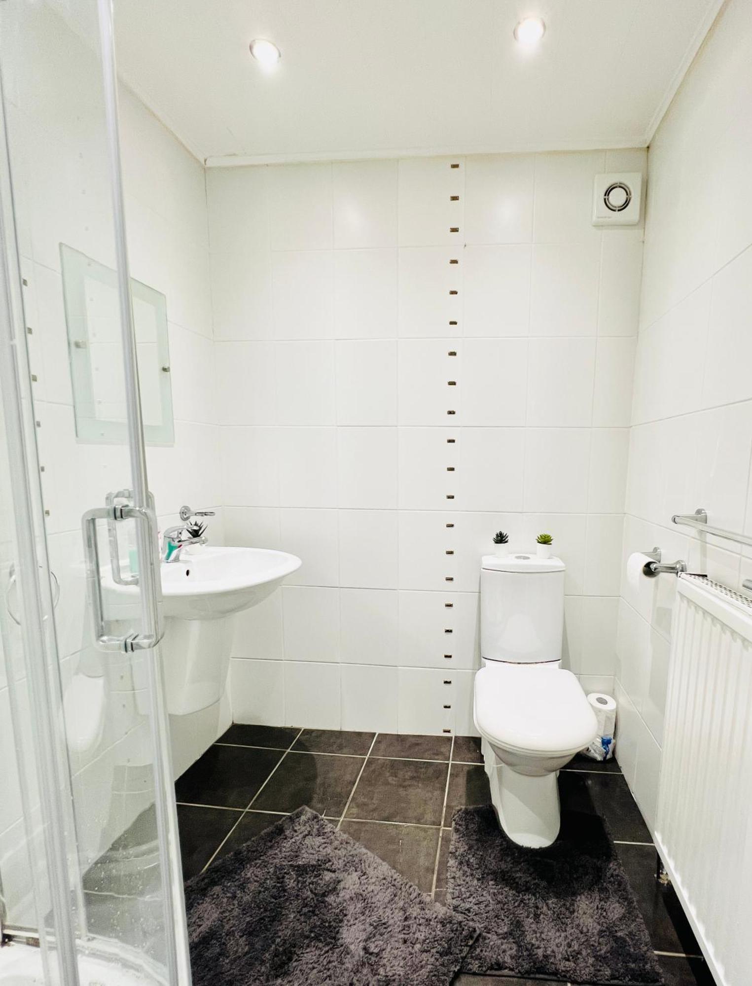 Cozy 2 Bed Just Minutes From Airport *