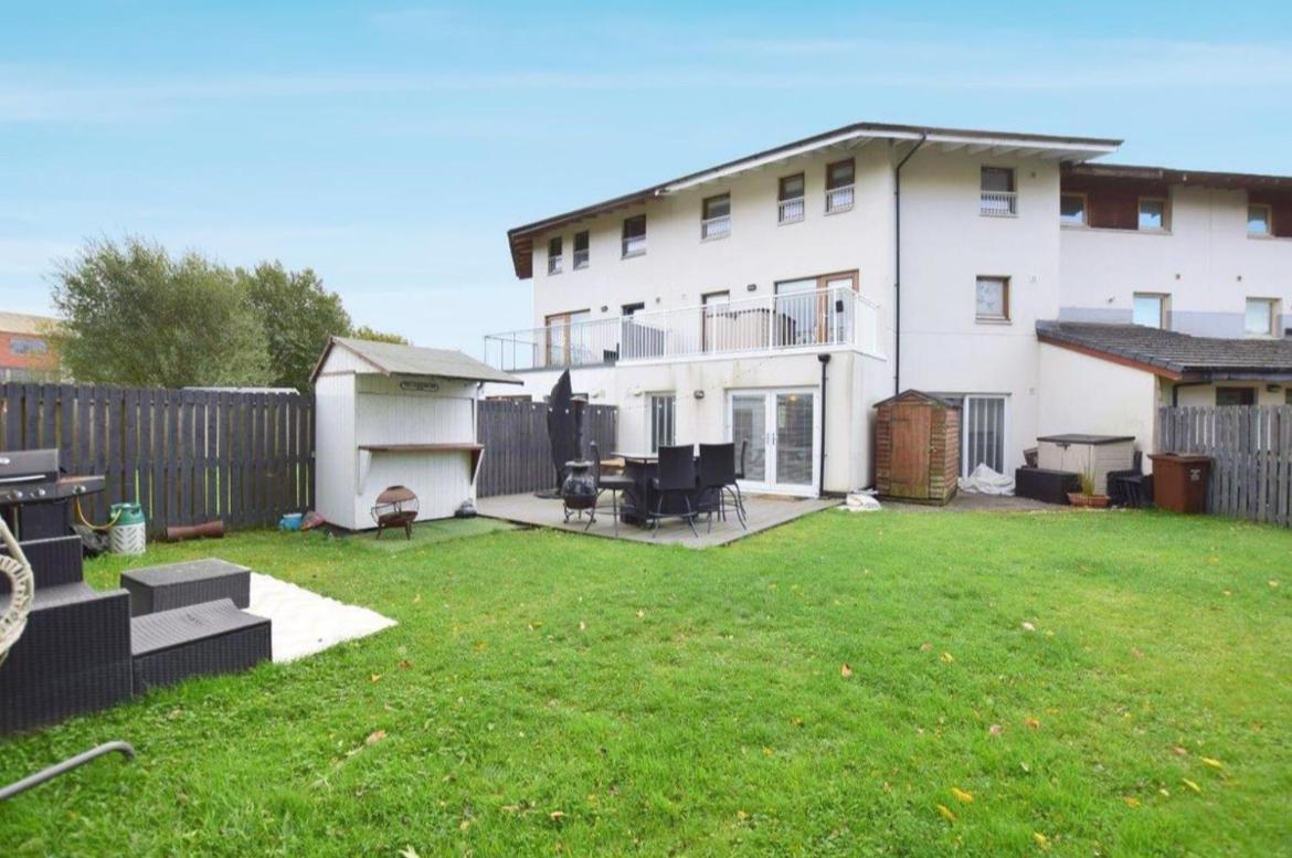 23 Lochburn Gardens - Carz
