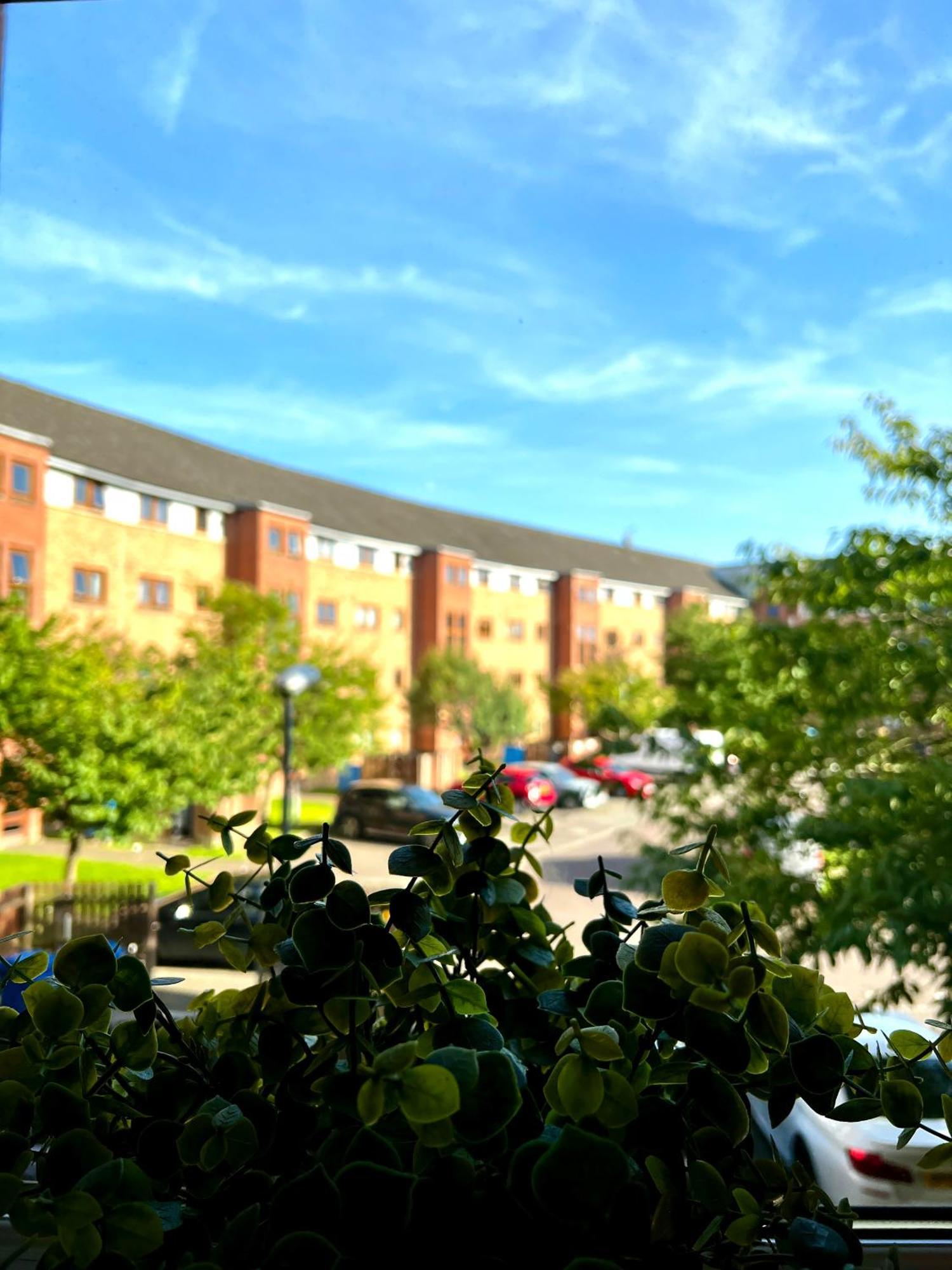 Stylish Modern Flat With Juliet Balcony & Parking Glasgow