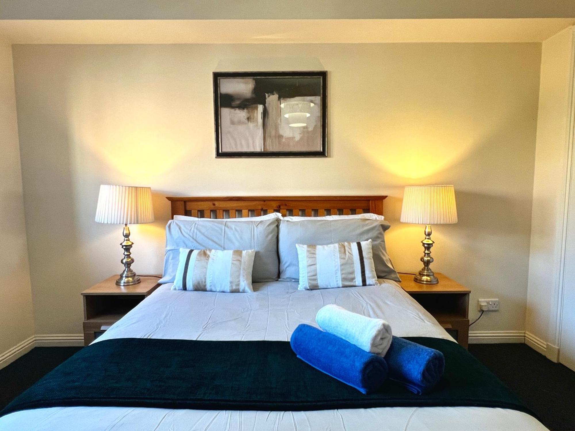 Stylish Modern Flat With Juliet Balcony & Parking * Glasgow