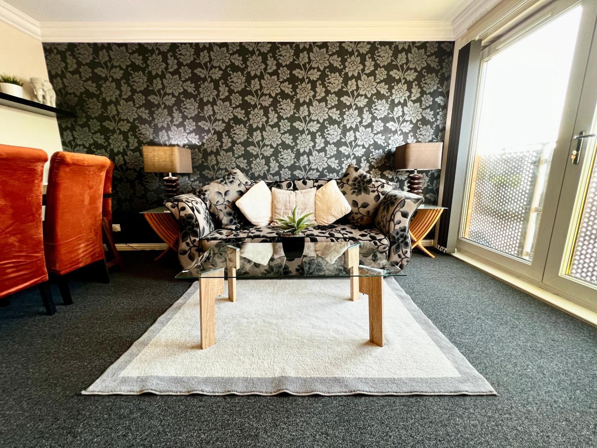 Stylish Modern Flat With Juliet Balcony & Parking