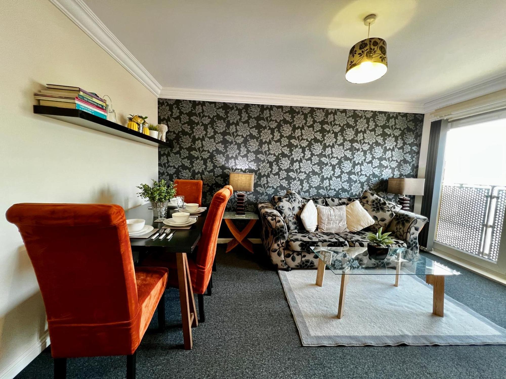 Apartment Stylish Modern Flat With Juliet Balcony & Parking