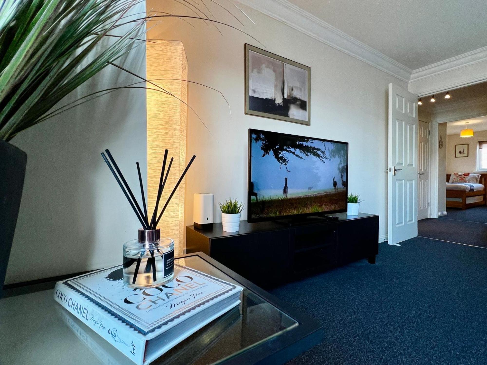 Apartment Stylish Modern Flat With Juliet Balcony & Parking *