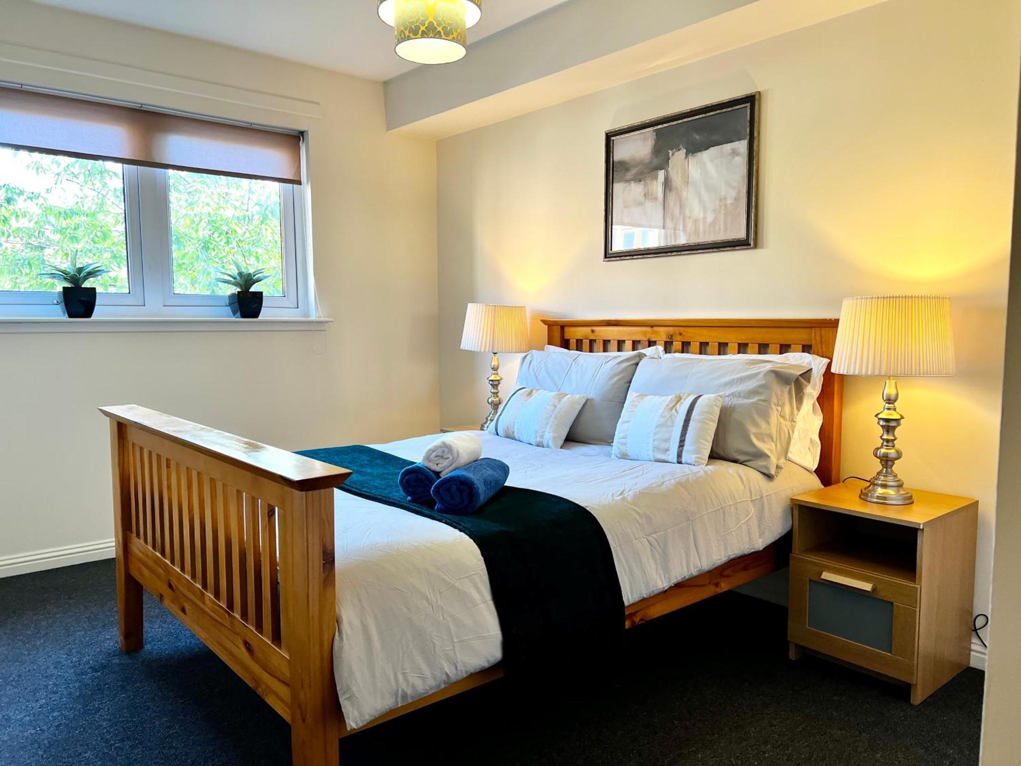 Stylish Modern Flat With Juliet Balcony & Parking Apartment Glasgow