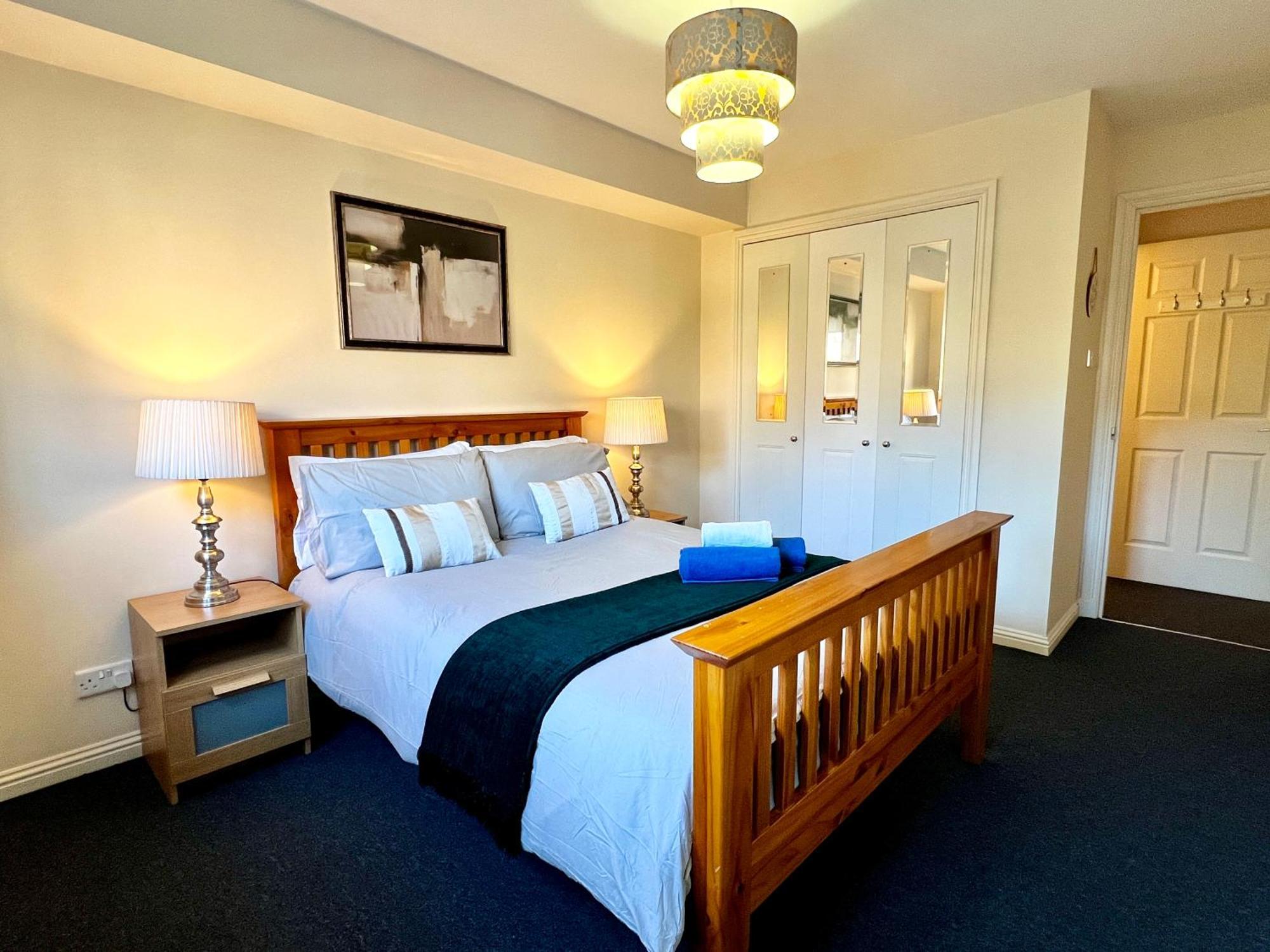 Stylish Modern Flat With Juliet Balcony & Parking Glasgow