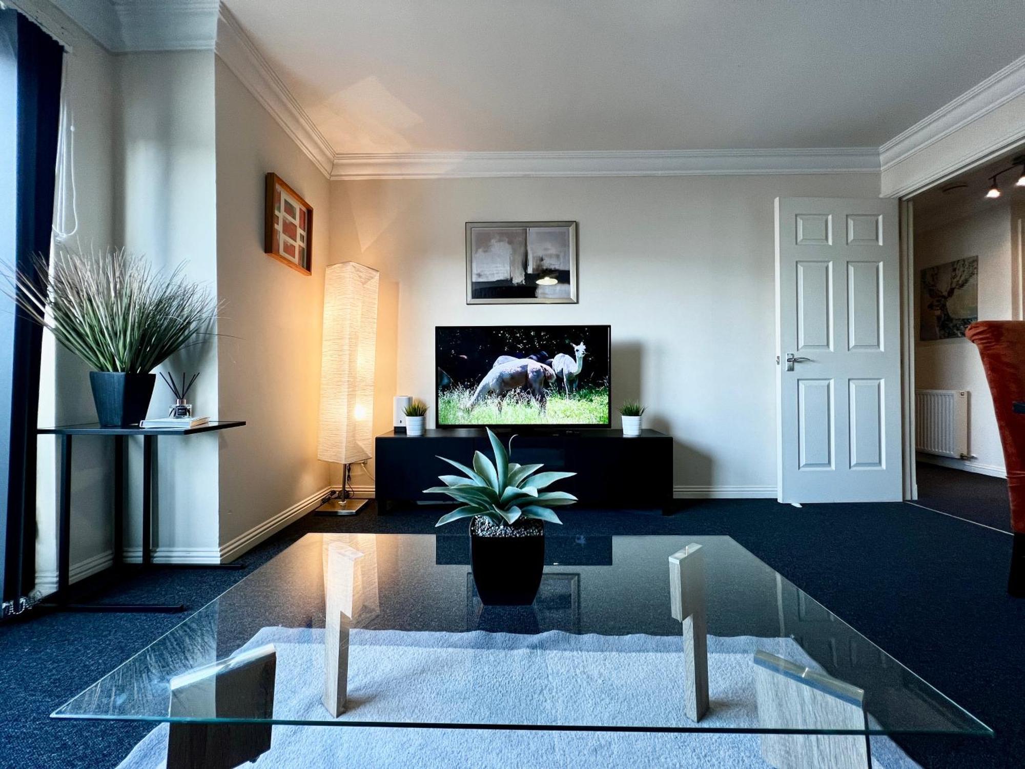 Apartment Stylish Modern Flat With Juliet Balcony & Parking *
