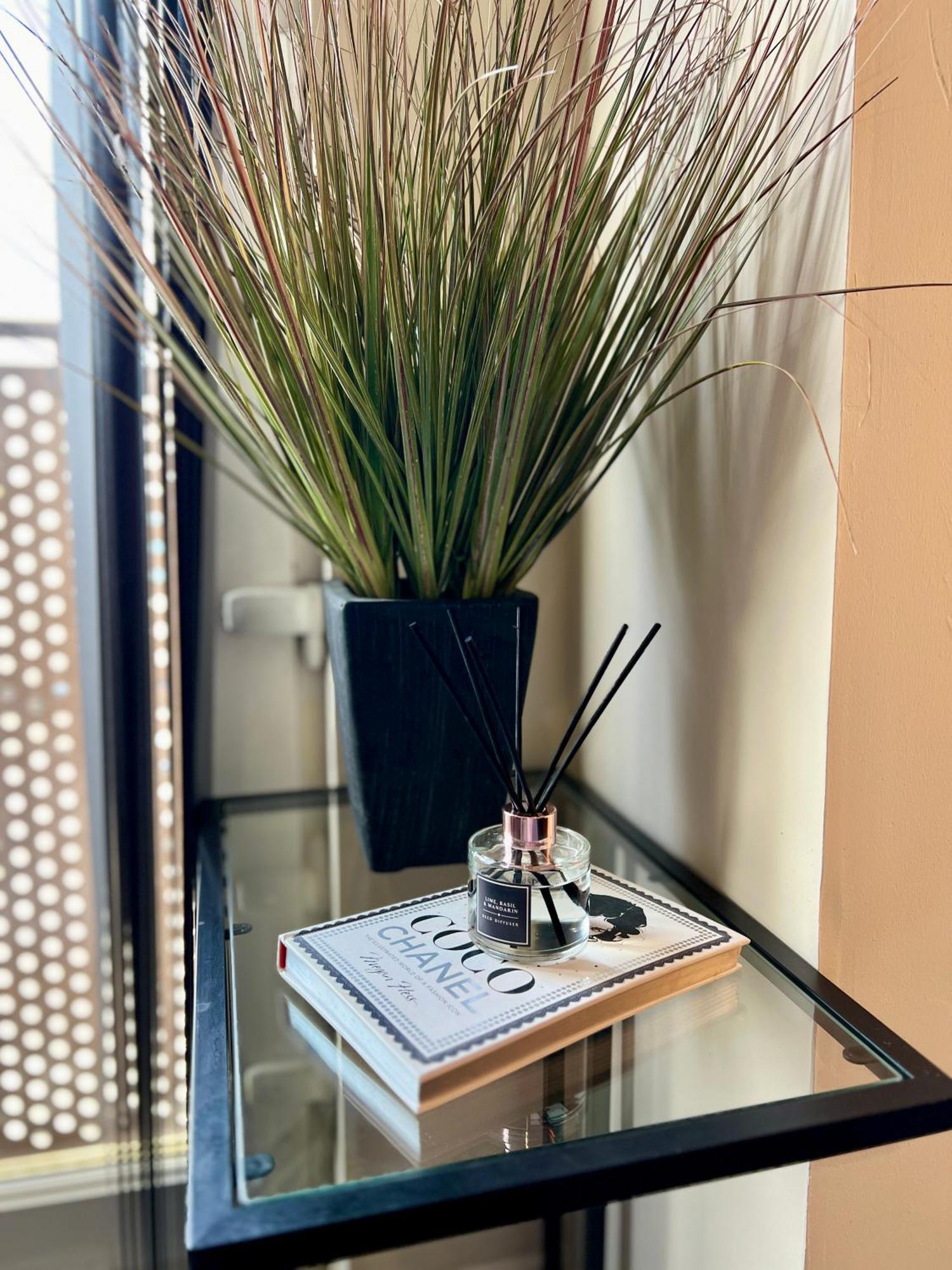 Stylish Modern Flat With Juliet Balcony & Parking Apartment Glasgow