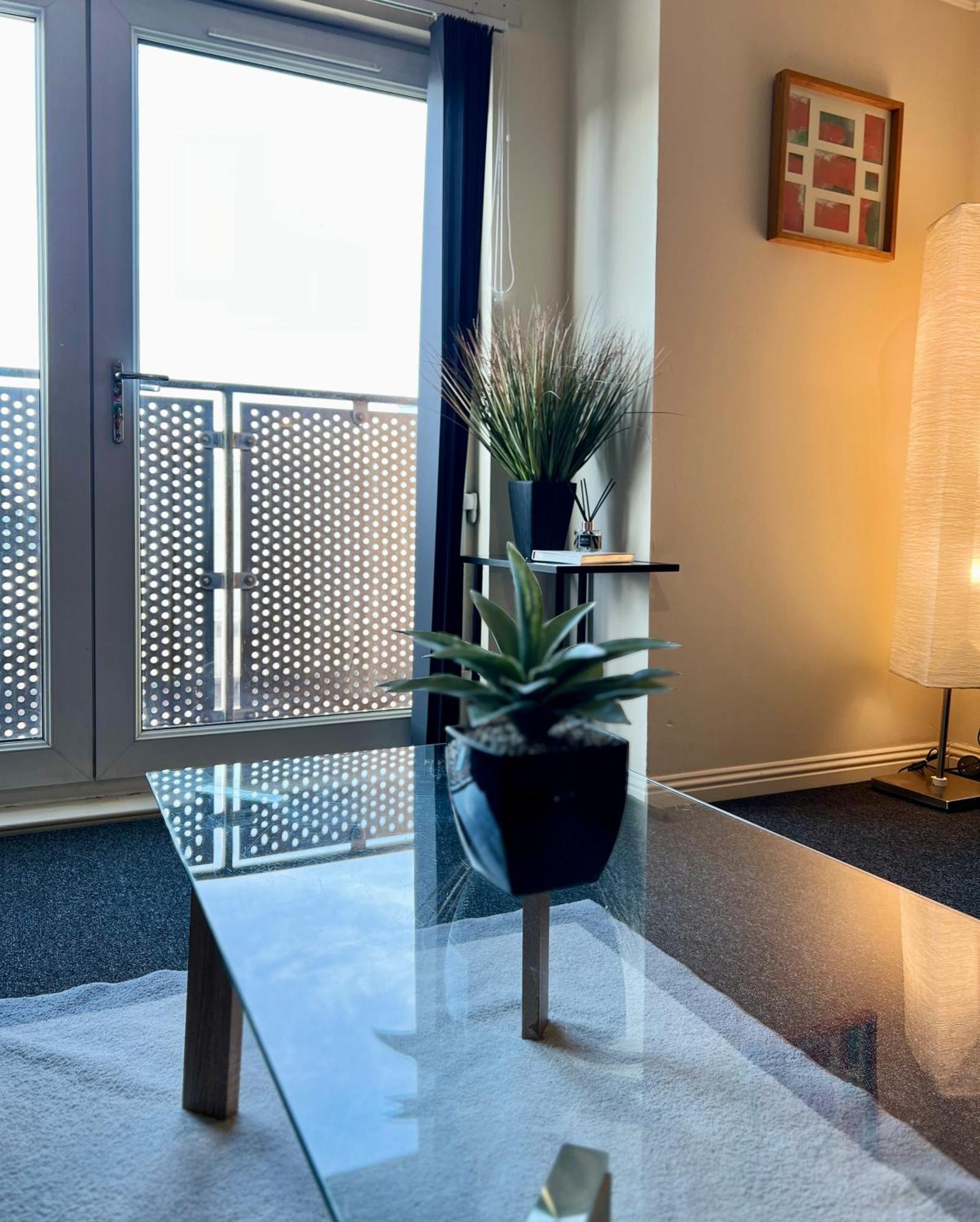 Apartment Stylish Modern Flat With Juliet Balcony & Parking
