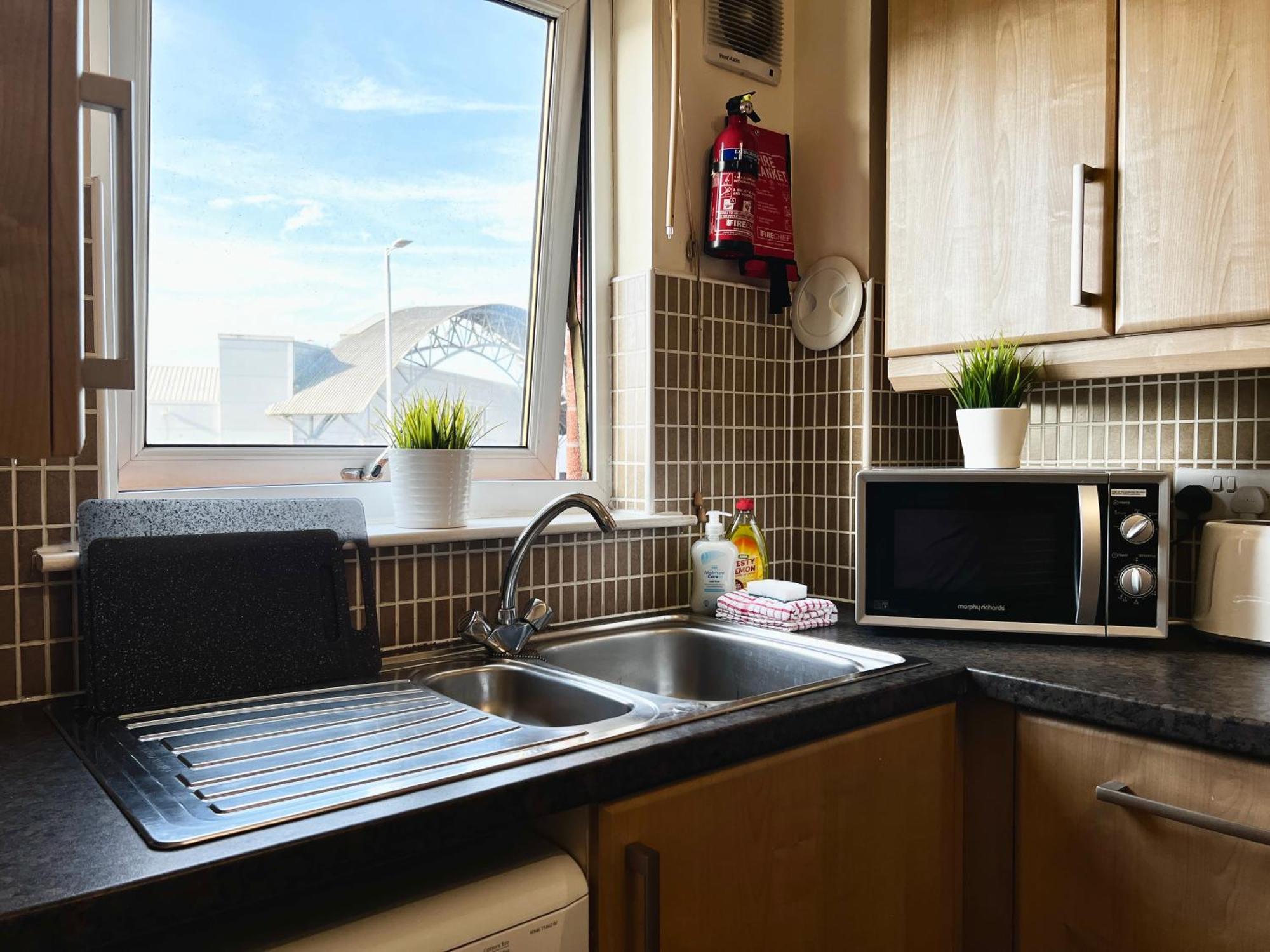 Stylish Modern Flat With Juliet Balcony & Parking * Glasgow