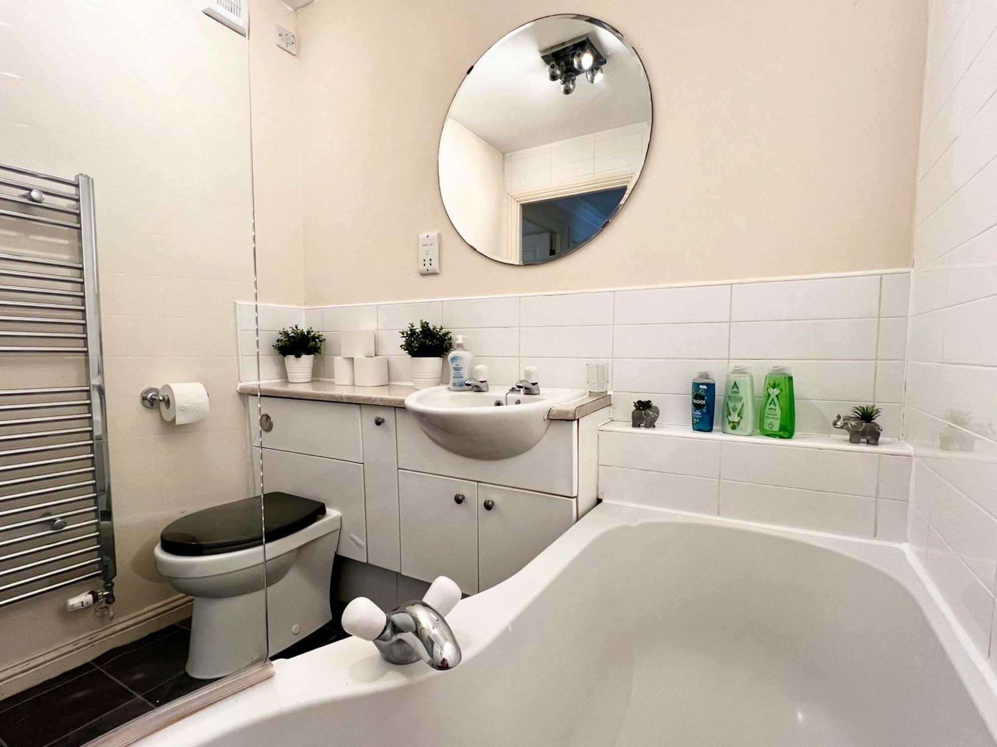 Stylish Modern Flat With Juliet Balcony & Parking Apartment Glasgow
