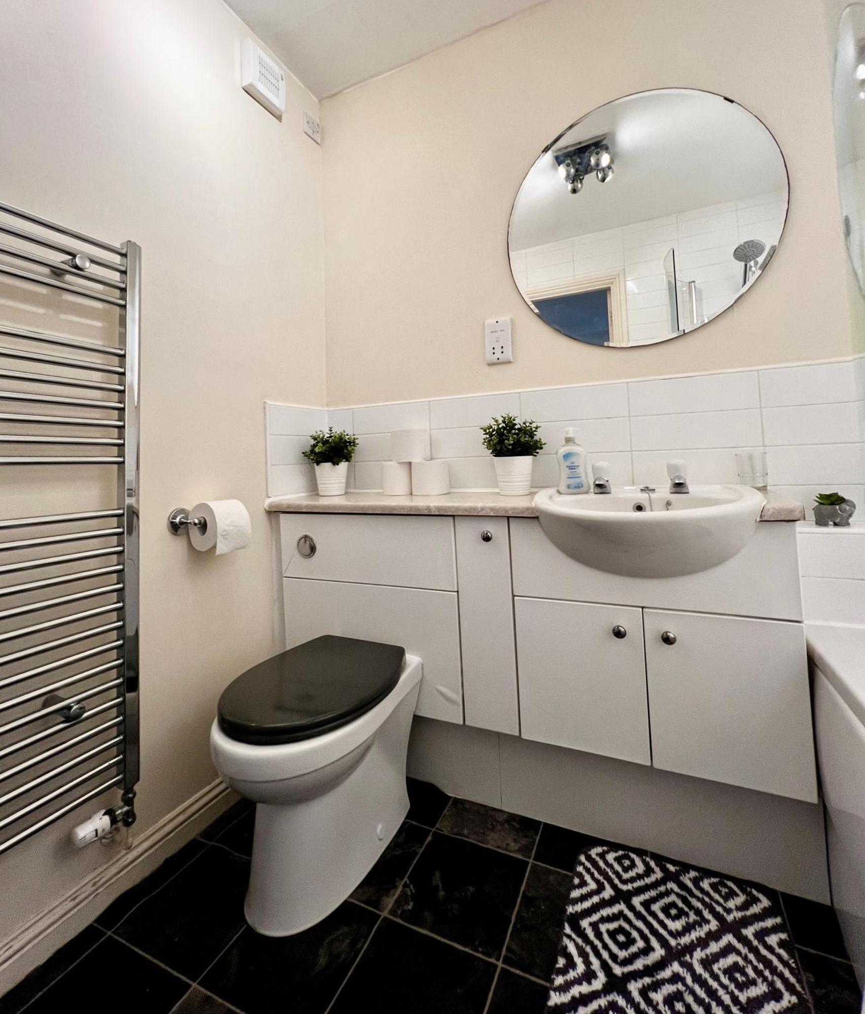 Apartment Stylish Modern Flat With Juliet Balcony & Parking *