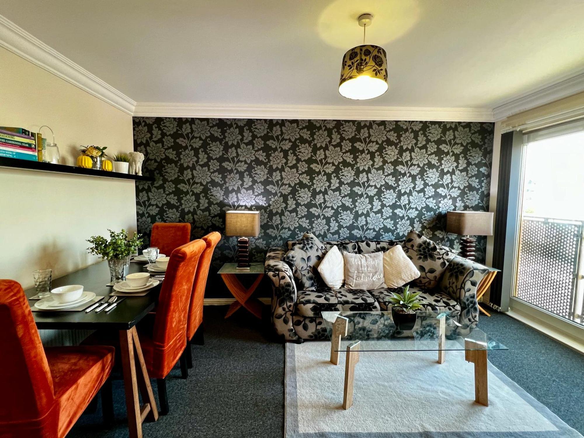 Stylish Modern Flat With Juliet Balcony & Parking