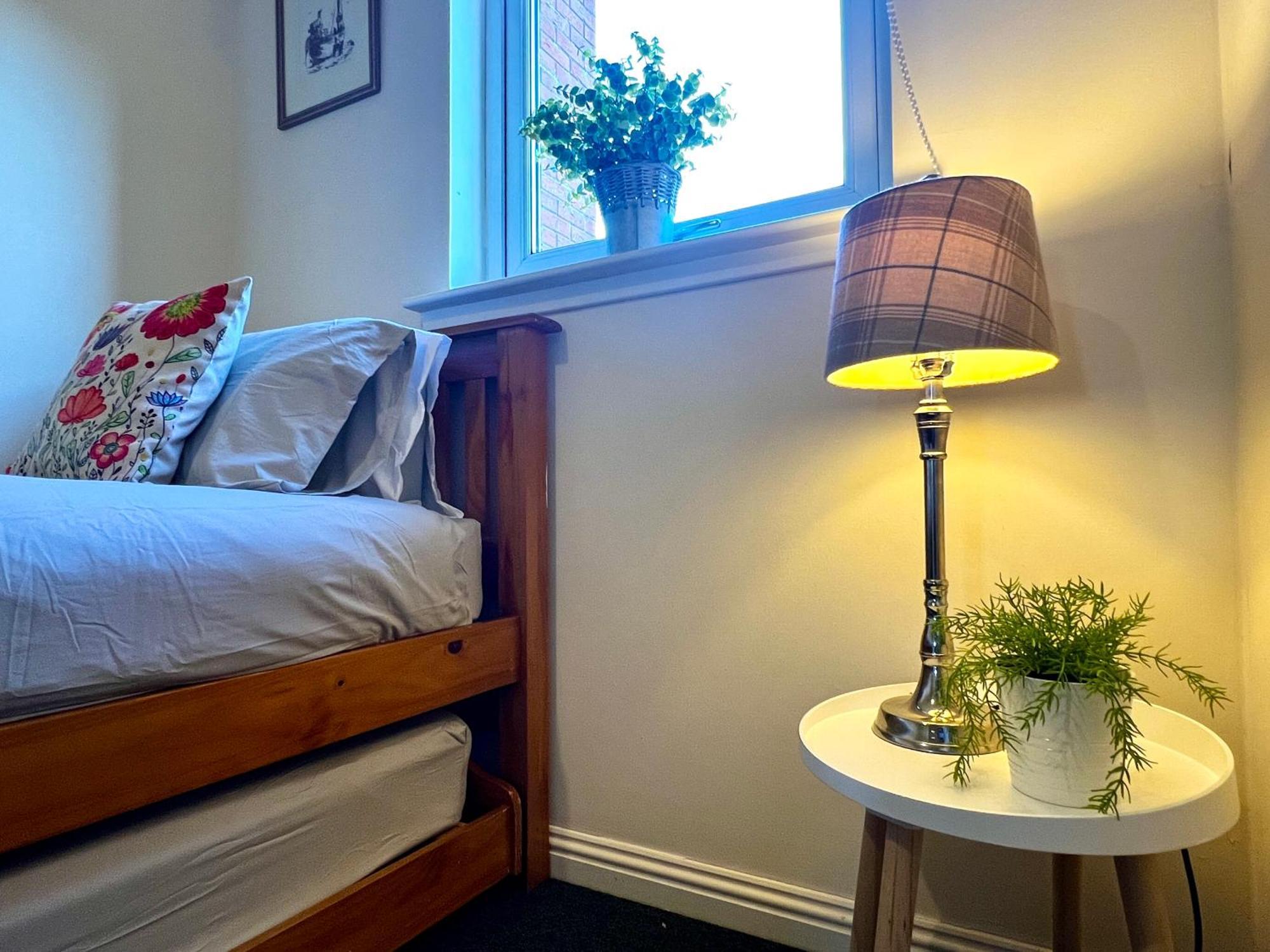 Stylish Modern Flat With Juliet Balcony & Parking Apartment Glasgow