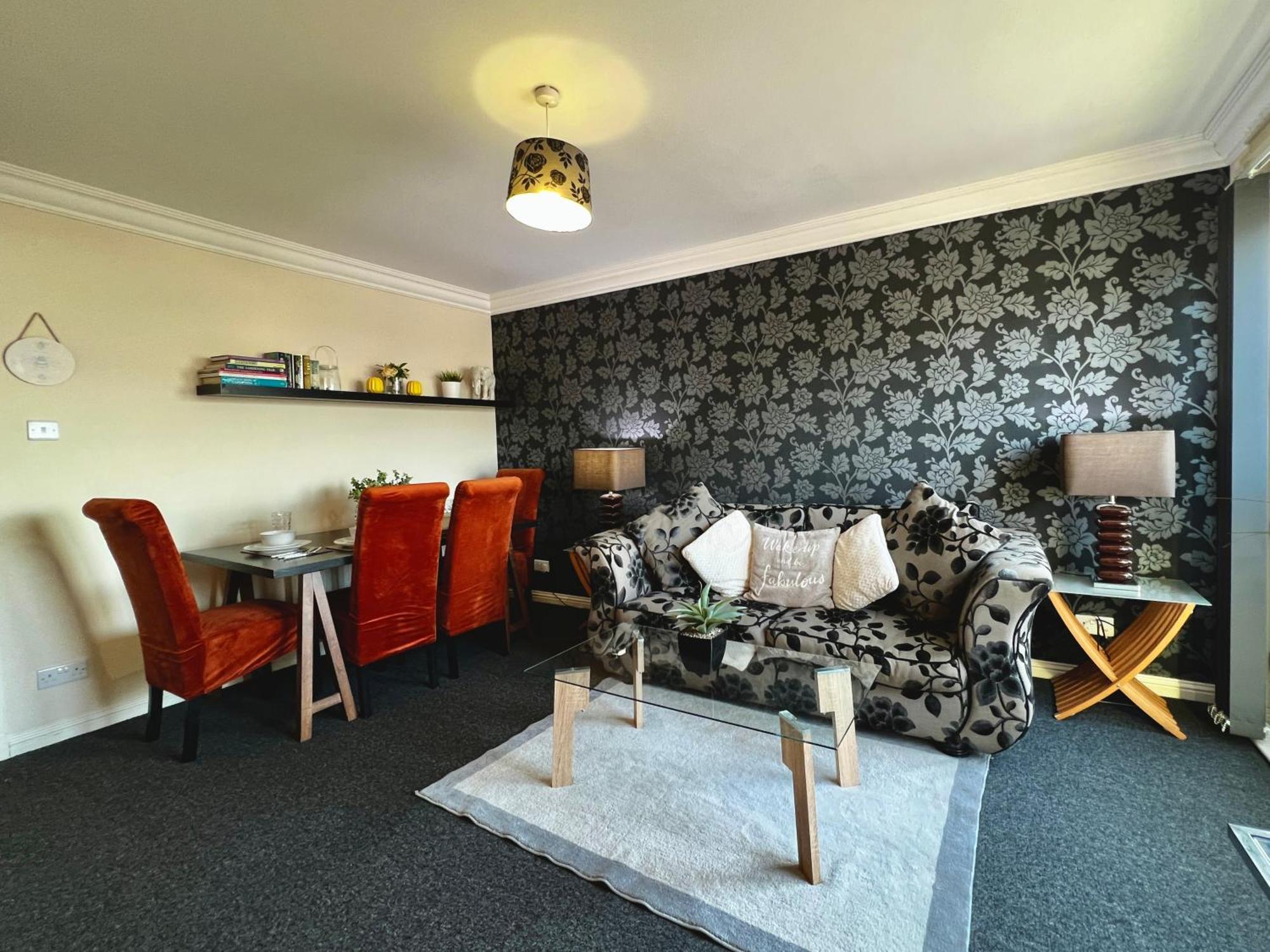 Stylish Modern Flat With Juliet Balcony & Parking Apartment
